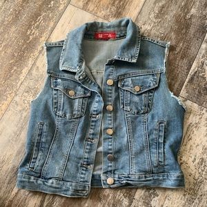 Stylish sleeveless jean jacket